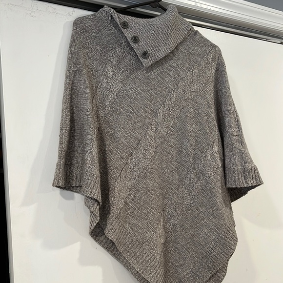 Poncho - Picture 1 of 2